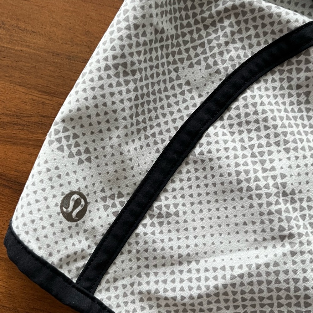 Lululemon Tracker Short III Diamond Camo Silver size 6 - Picture 10 of 11